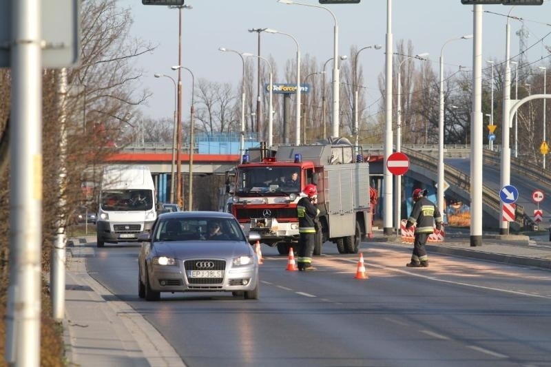 Utrudnienia na Krakowskiej. Strażacy usuwali plamę oleju. Zajęte dwa pasy (FOTO)