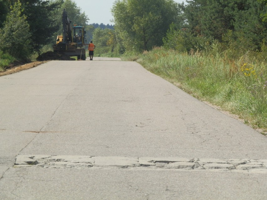 Droga na Lipowy Las w gminie Baranowo nareszcie zostanie kompleksowo naprawiona. Właśnie trwają prace  [ZDJĘCIA]