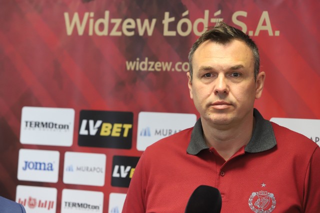 Kibice obu łódzkich klubów nie darzą się nadzwyczajną sympatią, ale muszą akceptować przeprowadzki piłkarzy czy trenerów z ŁKS do Widzewa lub odwrotnie. Takich przypadków było wiele. Różne emocje wywoływały te transfery. Najnowszy przykład - piłkarz ŁKS i Widzewa Jacek Paszulewicz został trenerem Widzewa.W ekstraklasie 1998–1999 ŁKS Łódź	25 (2 gole)2001–2002 Widzew Łódź 12 (2)KTO JESZCZE MA WIDZEWSKO-EŁKAESOWSKI ŻYCIORYS - CZYTAJ DALEJ NA KOLEJNYM  SLAJDZIE