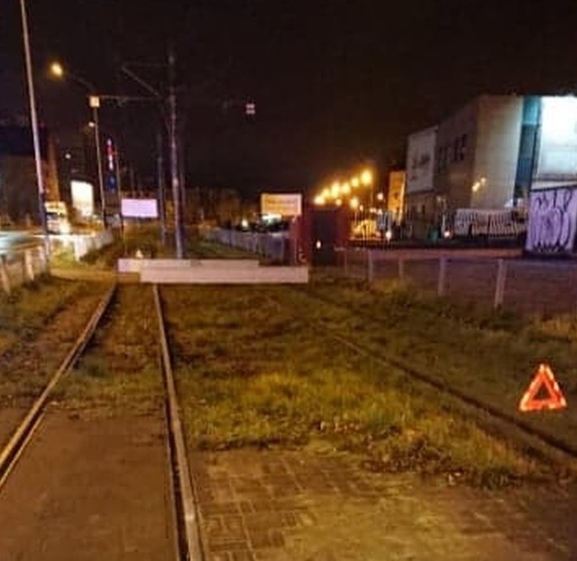 Betonowymi płytami została zablokowana trasa „trójki”, która wczoraj o godz. 4.30 jechała na Marysin. Ciężkie przeszkody leżały na torowisku na ul. Dolnej (przy ul. Zgierskiej) i przyklejony był do nich  plakat z napisem: teren prywatny. Mimo panującego jeszcze mroku płyty zauważył motorniczy i zatrzymał „trójkę” zanim doszło do wypadku.>>>