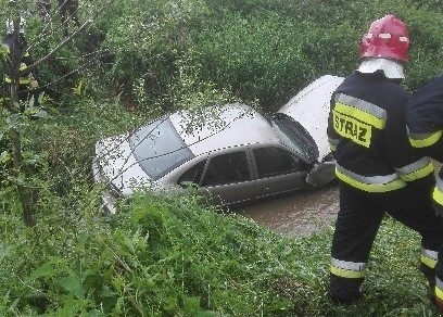 Czermna. Samochód zjechał z drogi i wpadł do potoku. Kierująca musiała ratować się ucieczką przez tylne drzwi