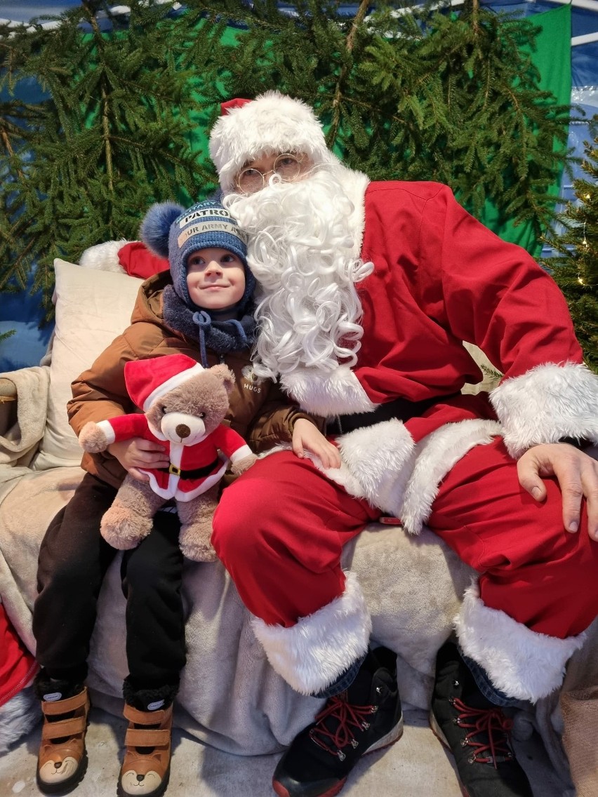 Do Łysomic już dotarł Święty Mikołaj. Mieszkańcy zrobili sobie z nim zdjęcia