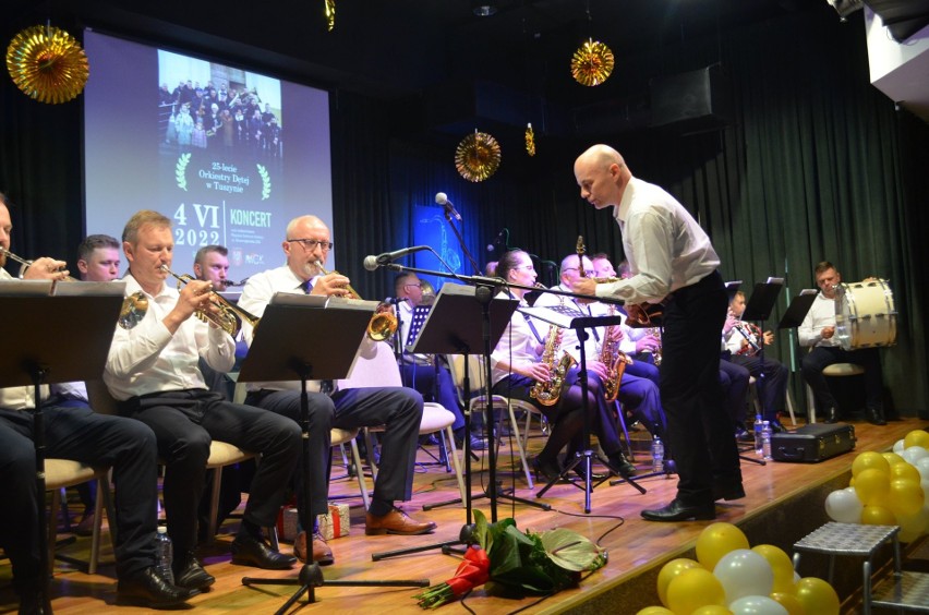 Koncert, wspomnienia, tort z okazji jubileuszu orkiestry dętej w Tuszynie. W Tuszynie orkiestra dęta gra od ponad ćwierć wieku