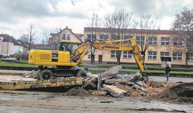 Trwa wyburzanie starej fontanny. Nawet wśród mieszkańców os. Zachód nie ma zgody co do tego, czy w przeszłości w ogóle ona działała. Są osoby, które mówią że tak, ale miało to trwać krótko.