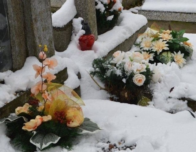  Wiązanki ozdobiły groby na bielińskim cmentarzu.
