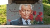 Mural z Jarosławem Kaczyńskim w Nowym Sączu. Prezes PiS bohaterem "Serialu na Węgierskiej" Mgr Morsa [ZDJĘCIA]