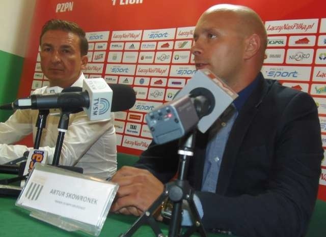 Pod wodzą trenera Artura Skowronka (z prawej) Olimpia miała grać lepiej, ale wyniki zespołu wciąż są fatalne