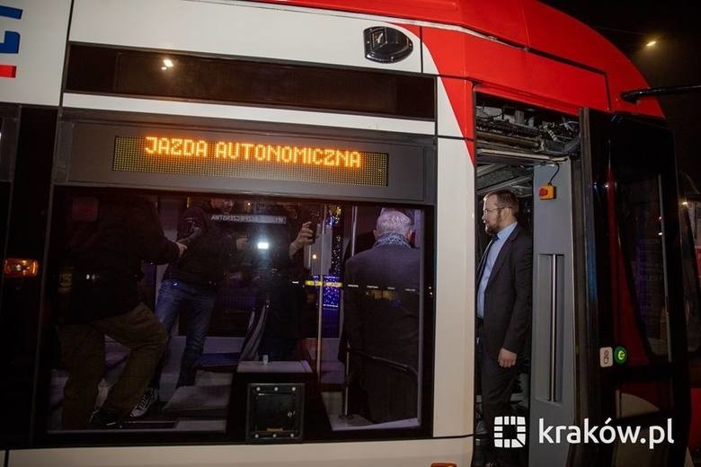 Pierwszy w Polsce tramwaj pojechał bez motorniczego. Wkrótce pojedzie także bez sieci trakcyjnej (ZOBACZ)