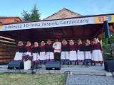 Śpiewający jubileusz 10-lecia Zespół Gorzyczany w gminie Samborzec. Urodzinowe 100 lat zaśpiewały zaprzyjaźnione kapele