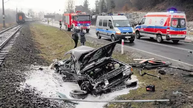 Zderzenie z pociągiem zamieniło volkswagena scirocco we wrak, z którego wycinano pasażera