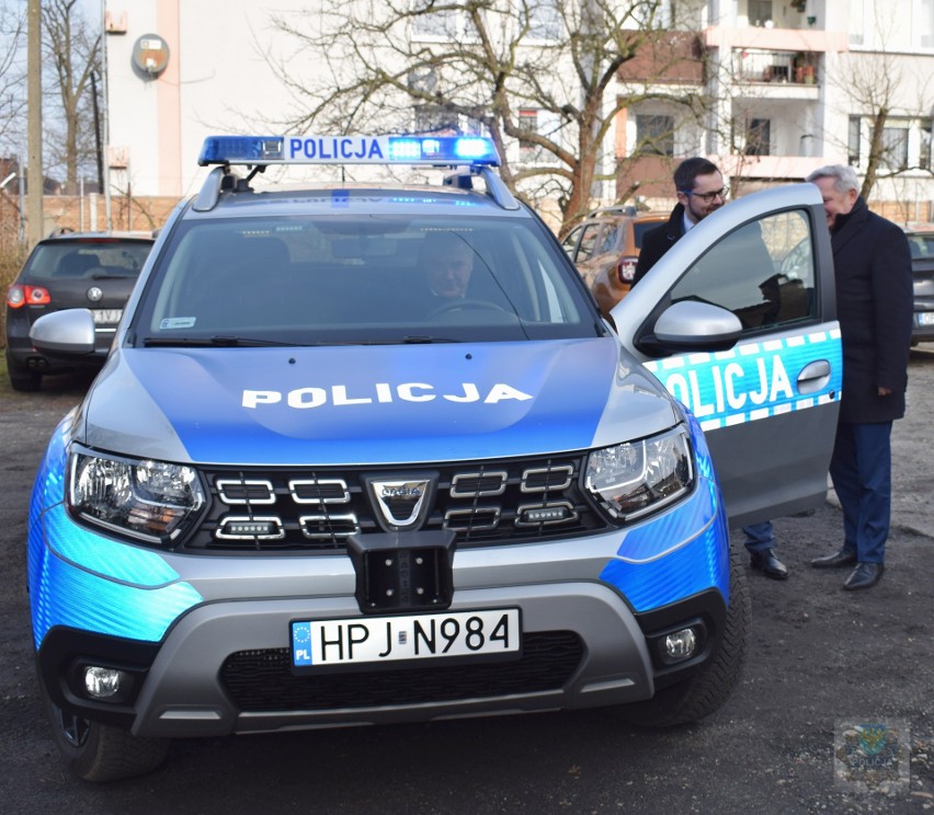 Policjanci z Ozimka otrzymali nowy radiowóz. To dacia duster