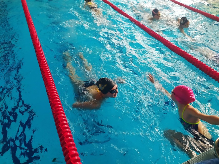 W Pływalni Sportowej ćwiczyli młodzi triathlonowcy....