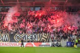 Skandaliczna oprawa kibiców Cracovii na meczu z Widzewem. Ucięta głowa. Oburzenie w sieci, klub wydał oświadczenie