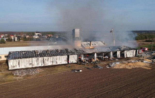 W poniedziałek wybuchł pożar w fabryce w Manasterzu w powiecie jarosławskim. Płonie hala, w której były magazynowane materiały do produkcji drzwi, wśród nich styropian.Na miejscu jest kilkanaście zastępów straży pożarnej z kilku powiatów.AktualizacjaPożar magazynu w Manasterzu. Z ogniem walczyło 100 strażaków z pięciu powiatów. Dwóch pracowników zostało poszkodowanych [ZDJĘCIA, WIDEO]