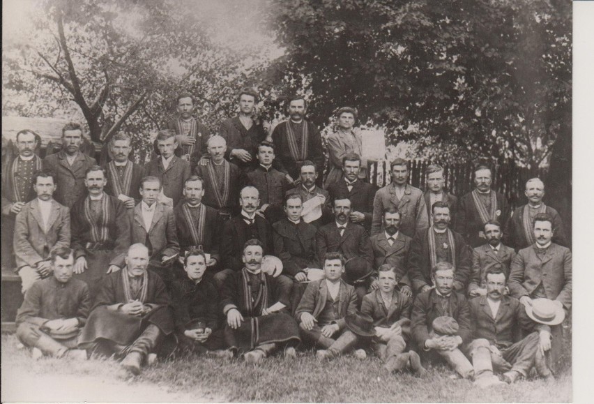 1905 rok, komitet budowy kościoła w Zemborzycach i jej...