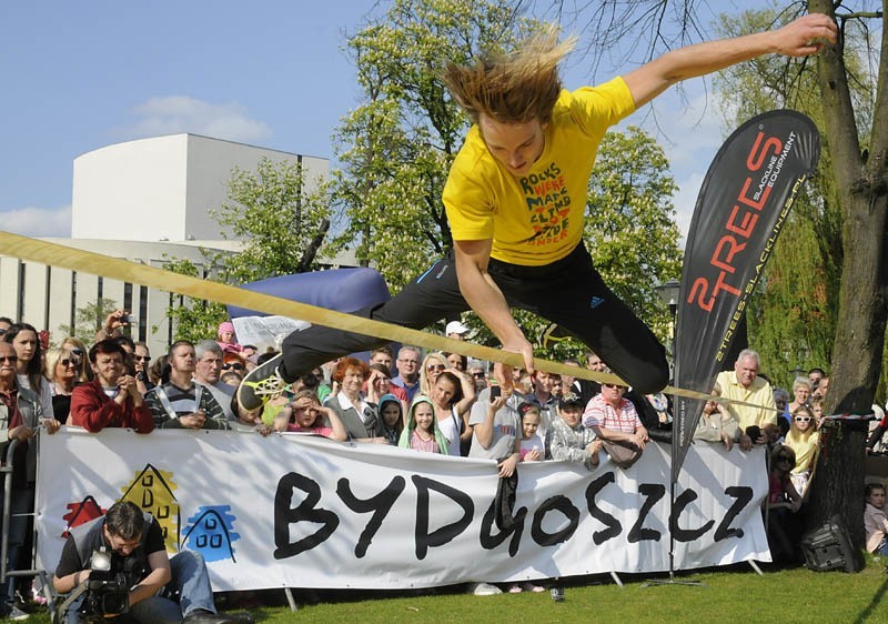 Niesamowite balansowanie na linie nad przepaścią, czyli Mistrzostwa Świata w przechodzeniu przez rzekę w Bydgoszczy! [zdjęcia]