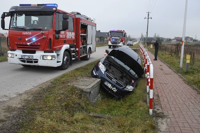 W pobliżu kościoła w Bilczy doszło w środę około godziny 11 do wypadku.ZOBACZ NA KOLEJNYCH SLAJFACH>>> - Trzeźwy 38-letni kierowca forda chciał zawrócić. Nasze wstępne ustalenia wskazują, że najprawdopodobniej na skutek kłopotów zdrowotnych mężczyzna  stracił panowanie nad kierownicą. Samochód zjechał z drogi i  uderzył w przepust – opowiadał aspirant Artur Majchrzak z zespołu prasowego Komendy Wojewódzkiej Policji w Kielcach. 38-latek został zabrany do szpitala.