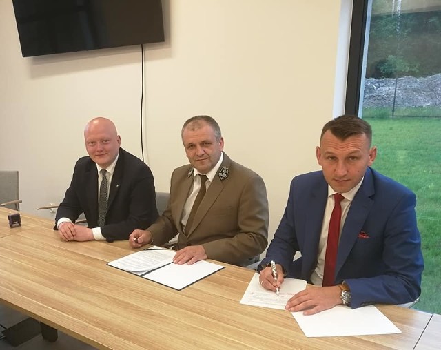 Umowę podpisali (od prawej) starosta Sylwester Korgul, nadleśniczy Paweł Sułkowski i wicestarosta Bartłomiej Kowalczyk.