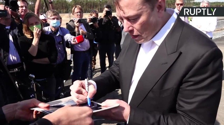 Elon Musk odwiedził plac budowy fabryki Tesli pod Berlinem....