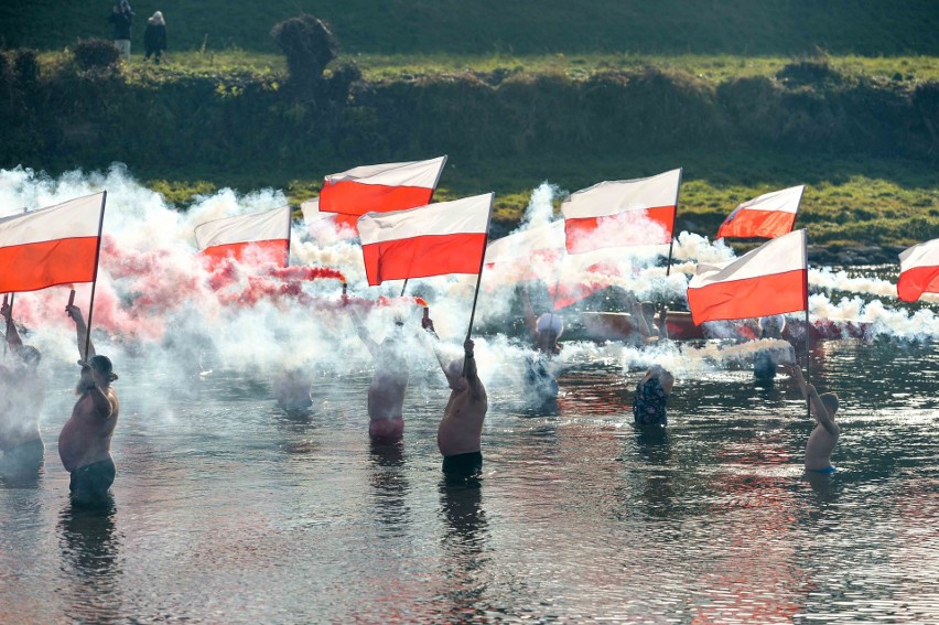 Przemyskie morsy z biało-czerwonymi flagami w Sanie w Przemyślu w 103. rocznicę odzyskania niepodległości przez Polskę [ZDJĘCIA]