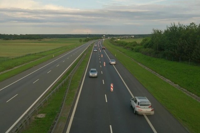Zamknięta dla ruchu jest jezdnia w kierunku Wrocławia (północna) od km 230 do km 242 i na tym odcinku wprowadzony został ruch dwukierunkowy po jezdni w kierunku Katowic.