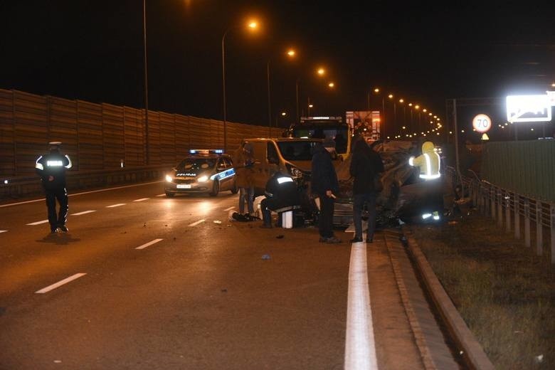 Pościg na autostradzie A1. Dachowanie i uszkodzone dwa radiowozy