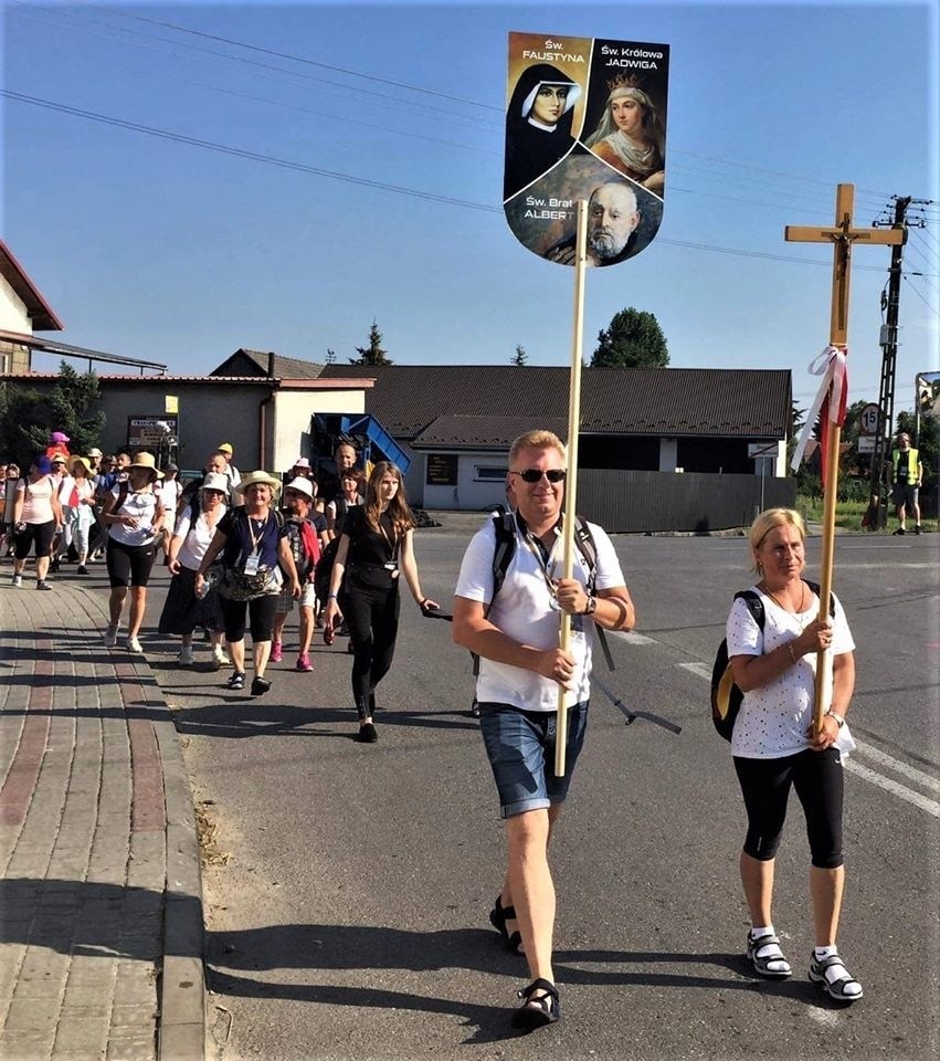 Małopolscy pielgrzymi na ostatniej prostej w wyczerpującej wędrówce na Jasną Górę w Częstochowie [ZDJĘCIA] 