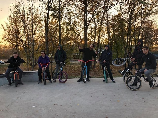 Młodzi ludzie z California Park zbierają pieniądze na kryty skatepark.