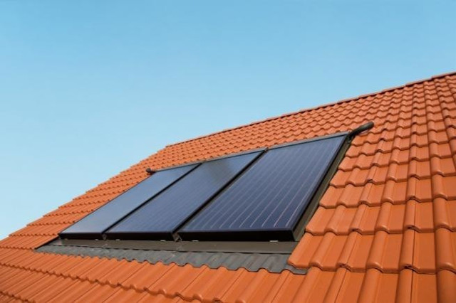 Instalacja solarna. Dopłata to szansa na ciepłą wodę za darmo