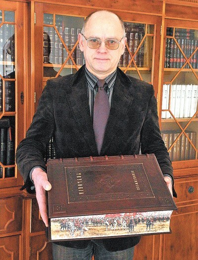 Tuż przed wyjazdem na targi do Poznania Edward Ley zaprezentował największą książkę w Polsce - "Trylogię&#8221;, za którą firma zdobyła złoty medal.