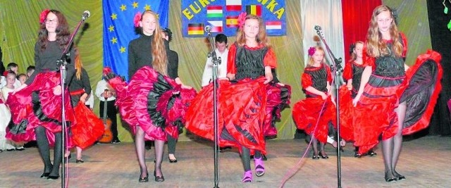 Fruwające w powietrzu... czerwone spódnice - tak hiszpańskie pasodoble tańczyła na Euromajówce 2015 podstawówka z Cudzynowic.
