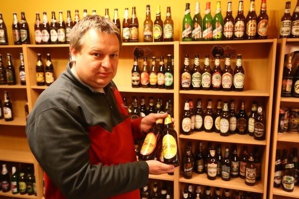 Jarosław Kołsut, właściciel Browaru Zamkowego prezentuje nagrodzone piwo