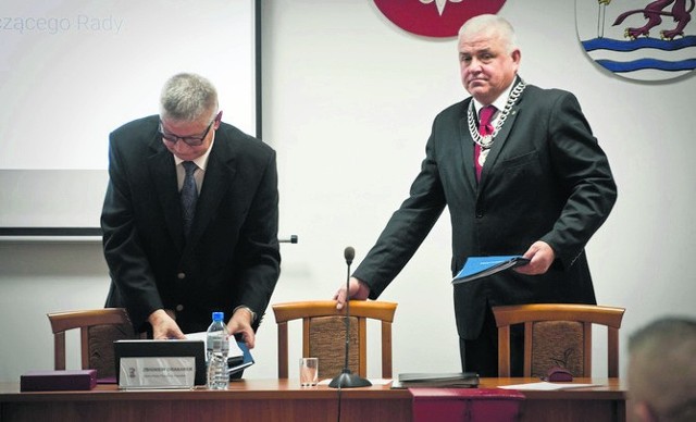 Nowy przewodniczący Rady Powiatu Koszalińskiego Zbigniew Grabarek (z prawej) tuż po wyborze, obok starosta M. Hermanowicz