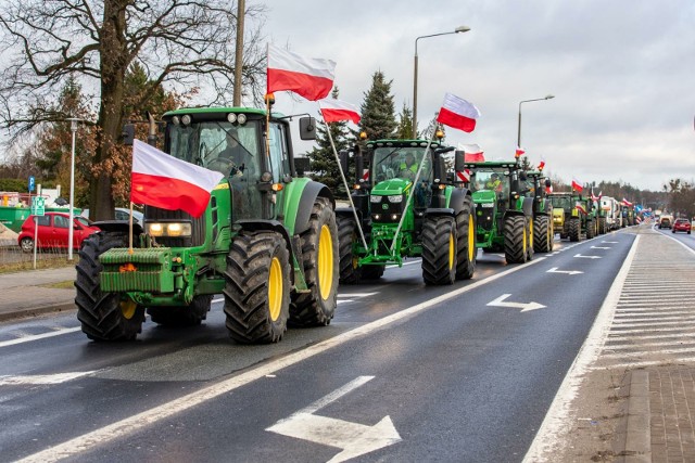 Bydgoski oddział GDDKiA poinformował, że w środę przed południem protest rolników powoduje m.in. zablokowanie zjazdów i wjazdów na A1 na węźle Lubiczu, czy drogi S5 od węzła Maksymilianowo do Rynarzewo.
