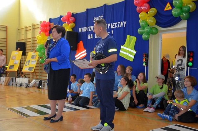 Poseł Renata Butryn i Dariusz Przytuła podczas konkursu.