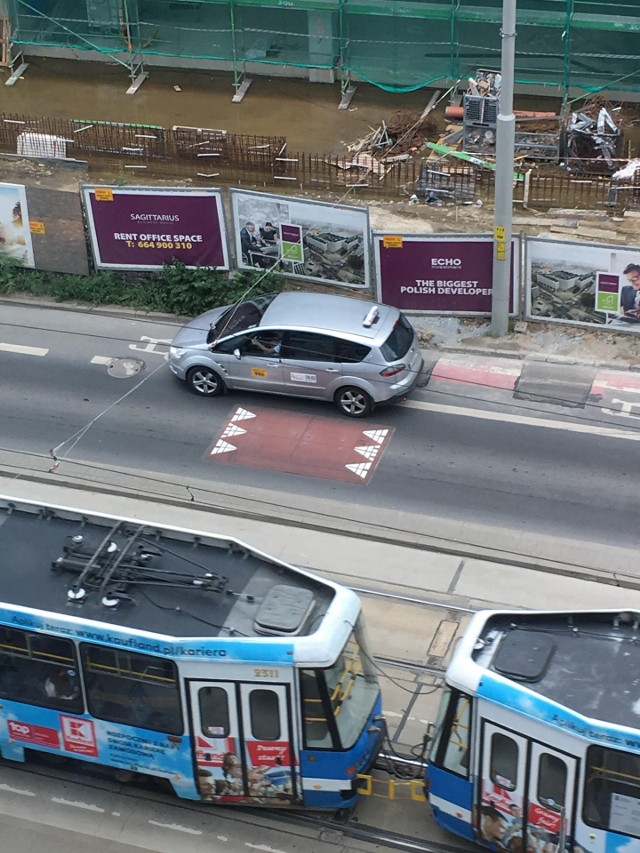 Kierowcy omijają nowy próg na ul. Borowskiej. Widać to dokładnie z okien biurowca Aquarius na rogu Suchej i Borowskiej, gdy chwilę postoi się w oknie