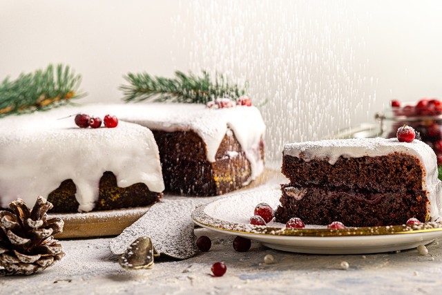 Łatwe ciasto czekoladowe z żurawiną na świąteczny stół .