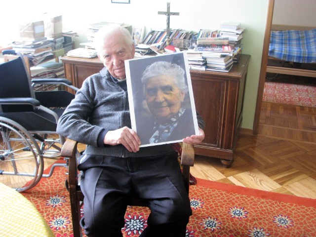 Zmarły w 2020 roku ksiądz Zygmunt Nabzdyk z fotografią swojej matki Walerii.