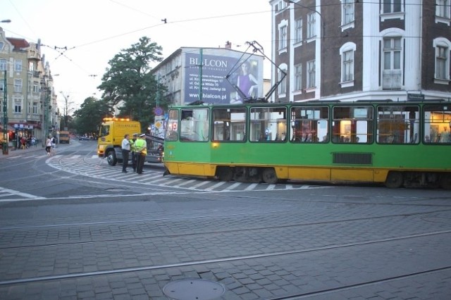 Dąbrowskiego: Kolizja samochodu z tramwajem