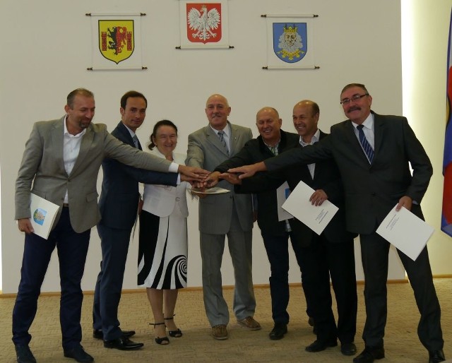Wójtowie i pani wójt, starosta i burmistrz po podpisaniu porozumienie dotyczące obszaru rozwoju społeczno-gospodarczego powiatu rypińskiego.
