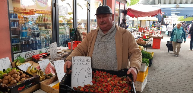 Krzysztof  Ratajczyk,  sprzedawca z targowiska na Górniaku oferuje  krajowe truskawki już nawet od  10 zł za kilogram. Są drobne, słabo wybarwione, ale za to  tańsze od importowanych z Hiszpanii i Grecji, które opanowały nie tylko łódzkie rynki, ale także uliczne stragany.-Cena jest tak niska, bo kupuję je bezpośrednio od producenta, który  krzewinki uprawia na polu, ale pod włókniną i dlatego są już pierwsze owoce. Chociaż gorzej wyglądają, ale są znacznie smaczniejsze niż te z importu, słodsze i bardziej aromatyczne - tłumaczy  pan Krzysztof. Jednak na innych stoiskach ceny krajowych truskawek  są tak wysokie, że  jak na razie nie mają szans z importowanymi. Greckie na Górniaku sprzedawano wczoraj po 11- 13 zł za kilogram. Hiszpańskie można kupić nawet po 8 - 9 zł/kg. Krajowe oferowano po 17 - 22 zł. Czytaj na kolejnym slajdzie