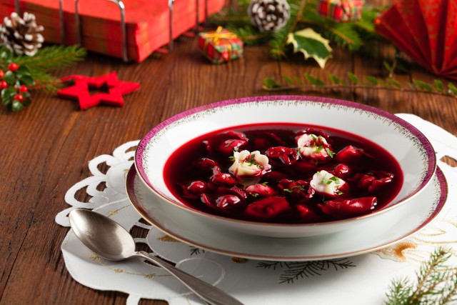 Według polskiego zwyczaju barszcz czerwony na Wigilię ma charakter postny, czyli gotowany jest na wywarze z warzyw i grzybów.