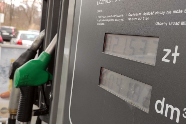 W okresie między 13 i 19 maja 2024 oczekiwać należy, że benzyna 98-oktanowa na większości stacji kosztowała będzie między 7,19 i 7,30 zł za litr.