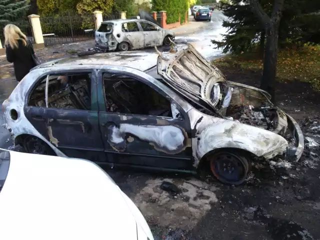 Przy ul. Raciborskiego w Gdańsku spłonęło w nocy siedem aut osobowych