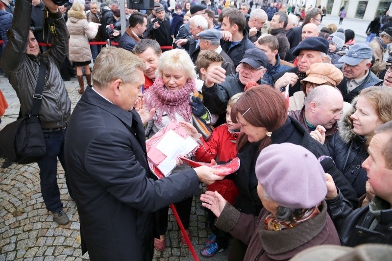 Rynek Kościuszki. Prezydent rozdawał mieszkańcom flagi (zdjęcia, wideo)