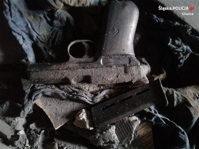 Mausera M1914 znaleziono pod podłogą poddasza przedwojennej kamienicy Zobacz kolejne zdjęcia. Przesuwaj zdjęcia w prawo - naciśnij strzałkę lub przycisk NASTĘPNE