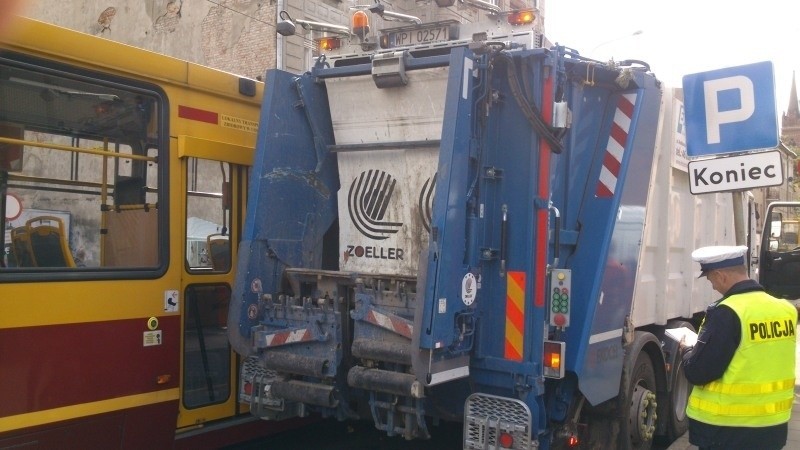 Tramwaj zderzył się ze śmieciarką na ul. Zgierskiej! Są utrudnienia w ruchu [zdjęcia]
