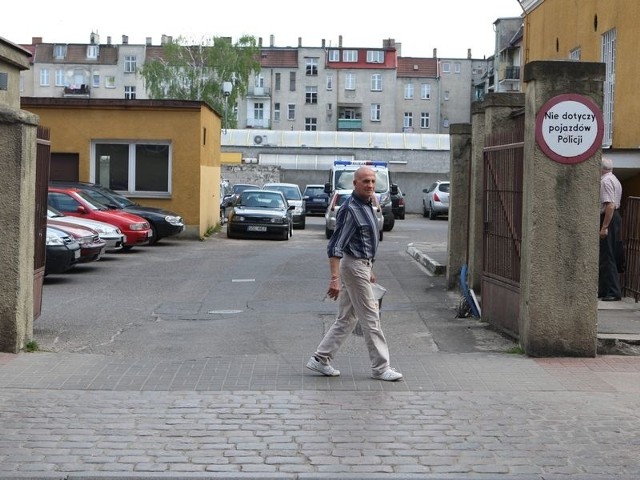 Stefan Maciejewski w miejscu, gdzie natknął się na feralny radiowóz. 