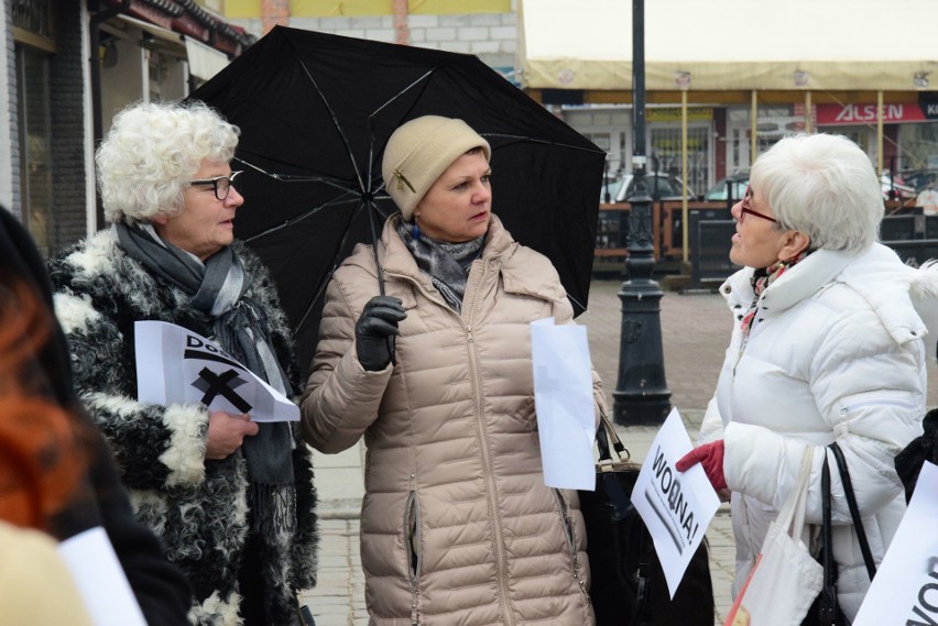 Około 30 osób wzięło udział w proteście na inowrocławskim...