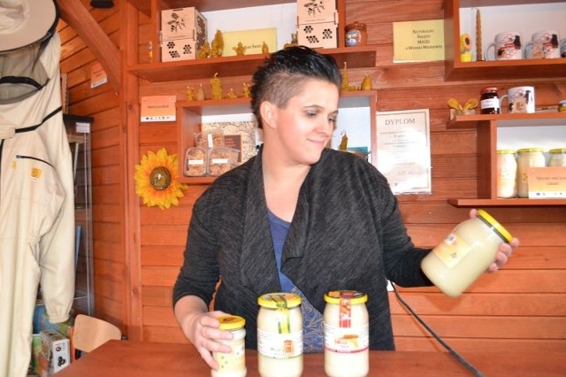 Ewelina Olejniczak-Muzioł w domku miodowym, gdzie można posmakować  produkty z  pasiek